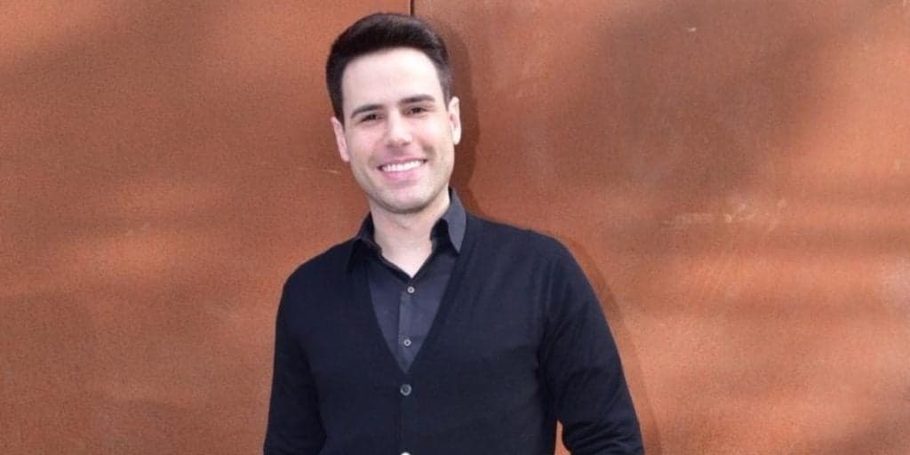 Luiz Bacci entrega assassinato de Clodovil ao vivo, gritaria começa e farsa é revelada: "Calma, por favor"