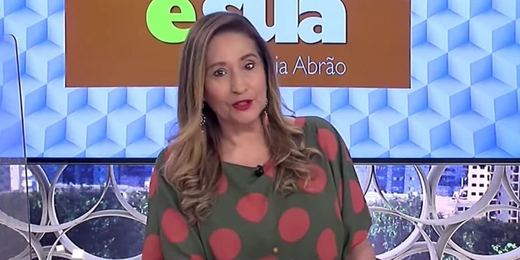 Sonia Abrão abre programa soltando o verbo, aponta o dedo às câmeras ao vivo e detona: "O que é seu tá guardado"