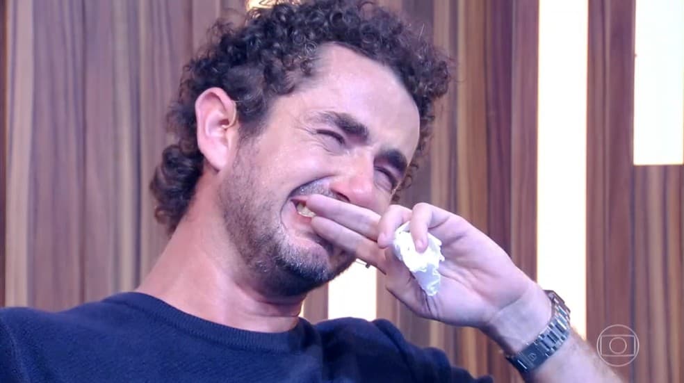 Felipe Andreoli vê notícia de demissão após anos na Globo, desaba ao vivo e se despede com choro: "Foi uma honra"