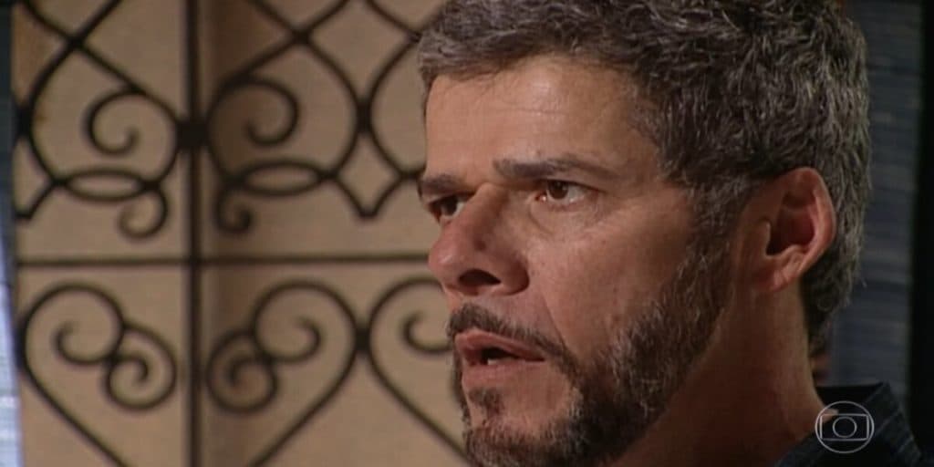 Laços de Família - Culpada, Helena revela segredo para Pedro e sentencia cura: "Vou ter um filho"