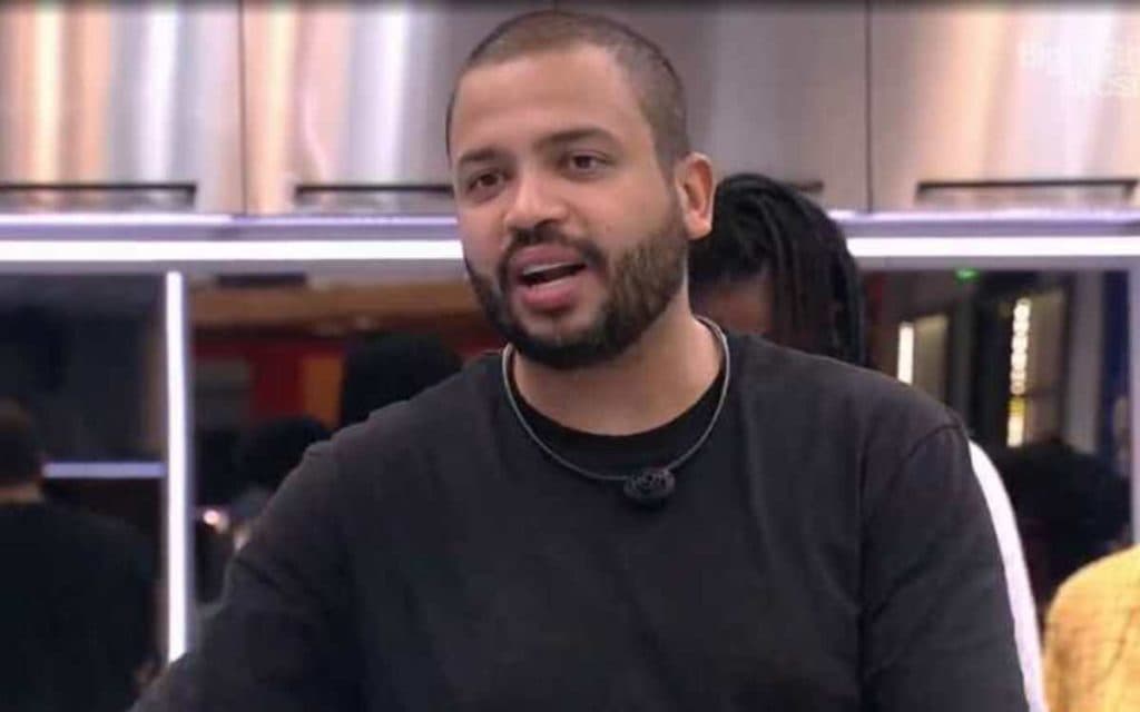BBB21: Projota parte pra cima de Juliette em guerra por comida e arma barraco: "Sem paciência"