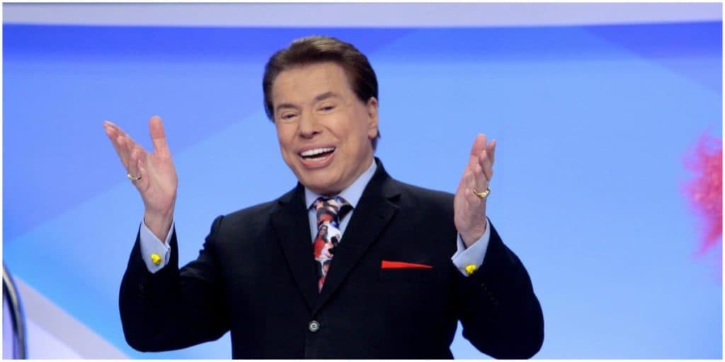 Silvio Santos vai de pijama, é vacinado contra o Covid-19 e imagem emocionante é divulgada: "Agradecendo"
