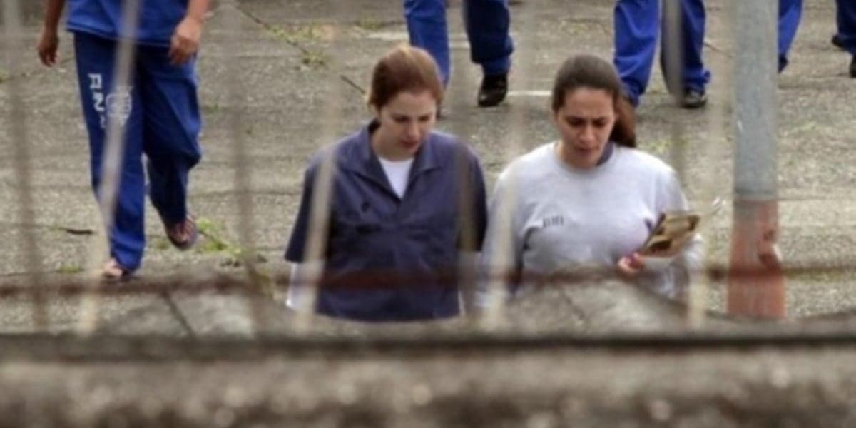 Anna Carolina ao lado de Suzane Von Richthofen em presídio (Foto: Reprodução) Anna Carolina ao lado de Suzane Von Richthofen em presídio (Foto: Reprodução)
