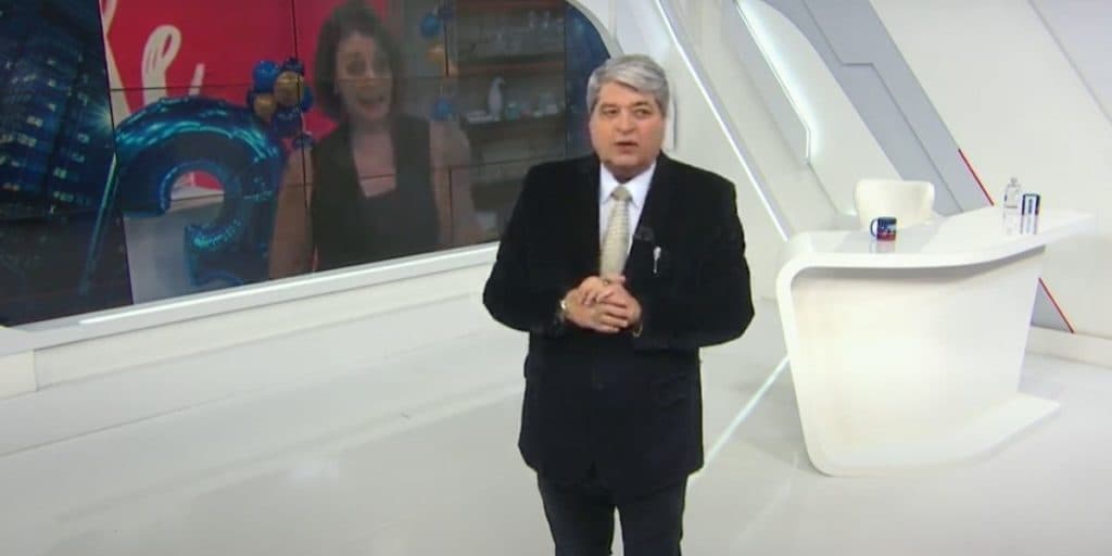 Catia Fonseca tenta tirar sarro com Datena, mas jornalista dá cortada ao vivo e joga balde de água fria
