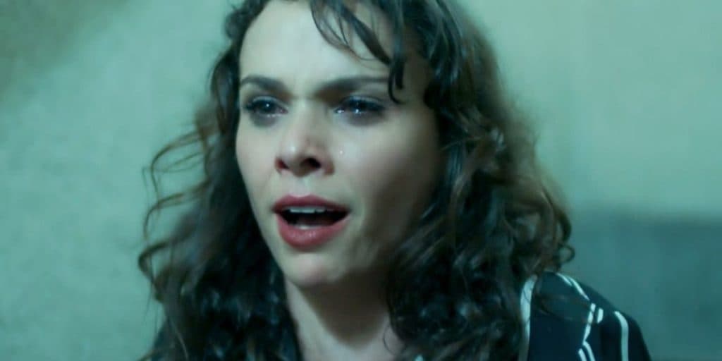 A Força do Querer: Irene tem surto enlouquecedor, leva a maior surra de sua vida, delira com demônios e morre
