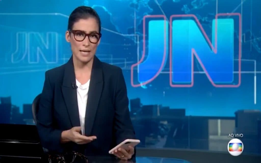 Renata Vasconcellos tem surto gaguejando, ao vivo, ao pegar celular e ler notícia chocante às pressas: "Amou"