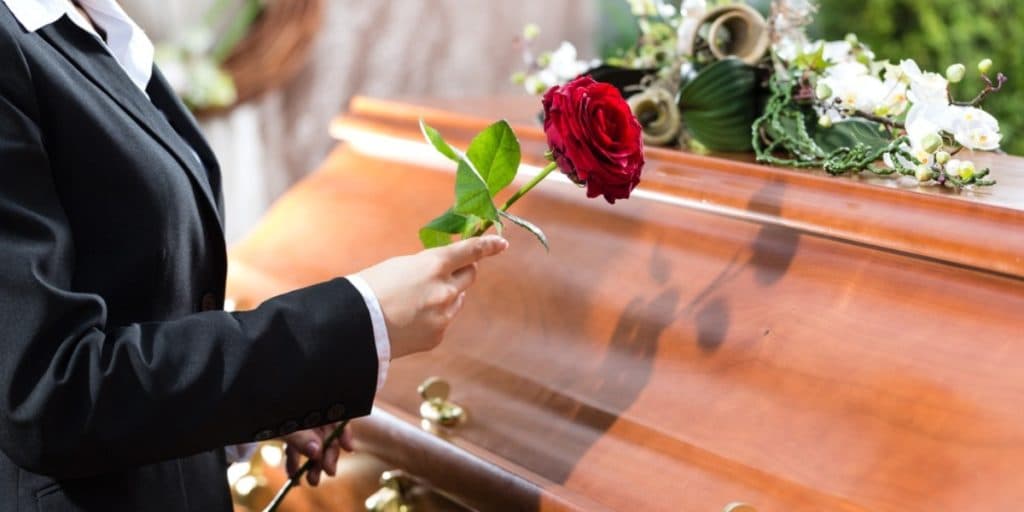 Luto! Atriz brasileira morre aos 65 anos, fãs entram em desespero e causa cruel é dita: "Trágico"