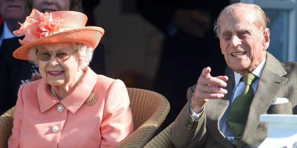 Imagens chocantes do marido da Rainha Elizabeth aos 99 anos geram choque extremo: "Morto vivo"