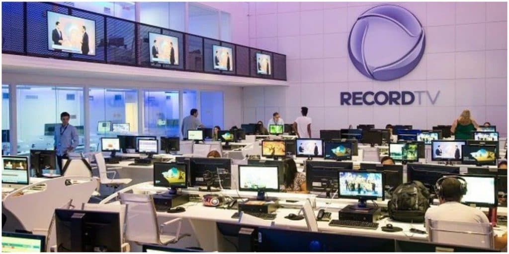 Funcionários da Record estão horrorizados com surto de doença e emissora tenta esconder a real