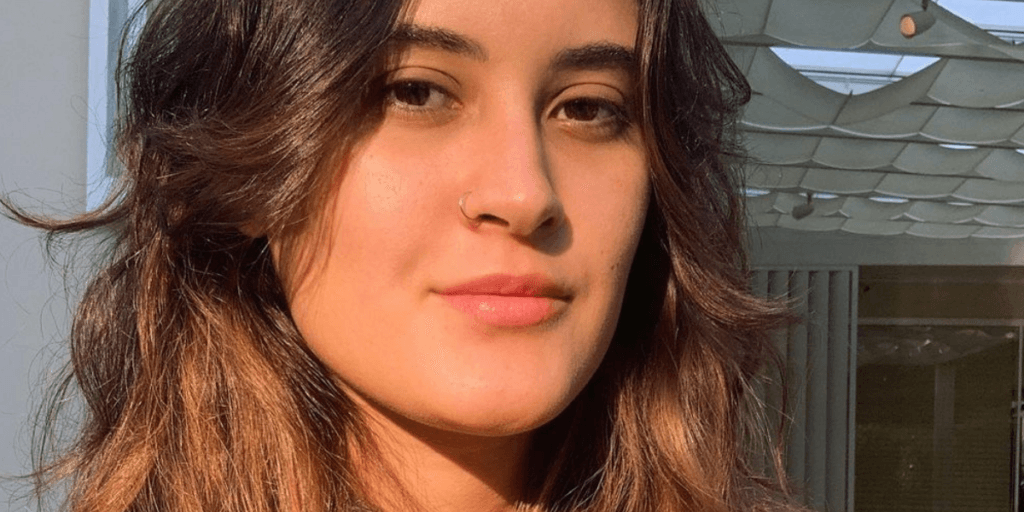 Bia Bonemer, filha de Fátima e Bonner, sobe em palco com Matheus Fernandes e solta a voz