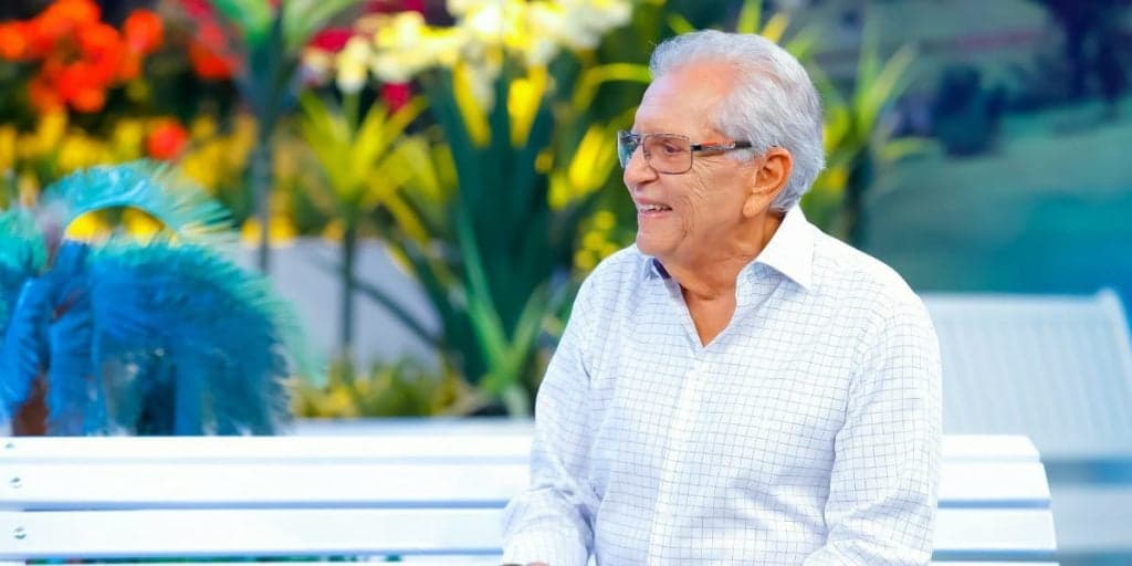 Carlos Alberto vê um dos seus melhores humoristas abandonar o banco da Praça e ir embora: "Eu devo a você"