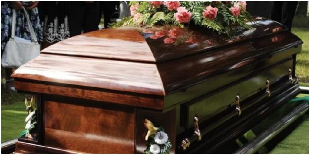 Família descobre que cantor sertanejo foi enterrado vivo e abrem o caixão: "Farpas nas unhas e arranhado dentro"
