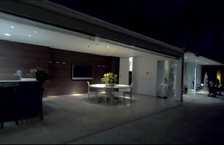 Uma das salas da mansão (Foto: Reprodução/YouTube) Uma das salas da mansão (Foto: Reprodução/YouTube)