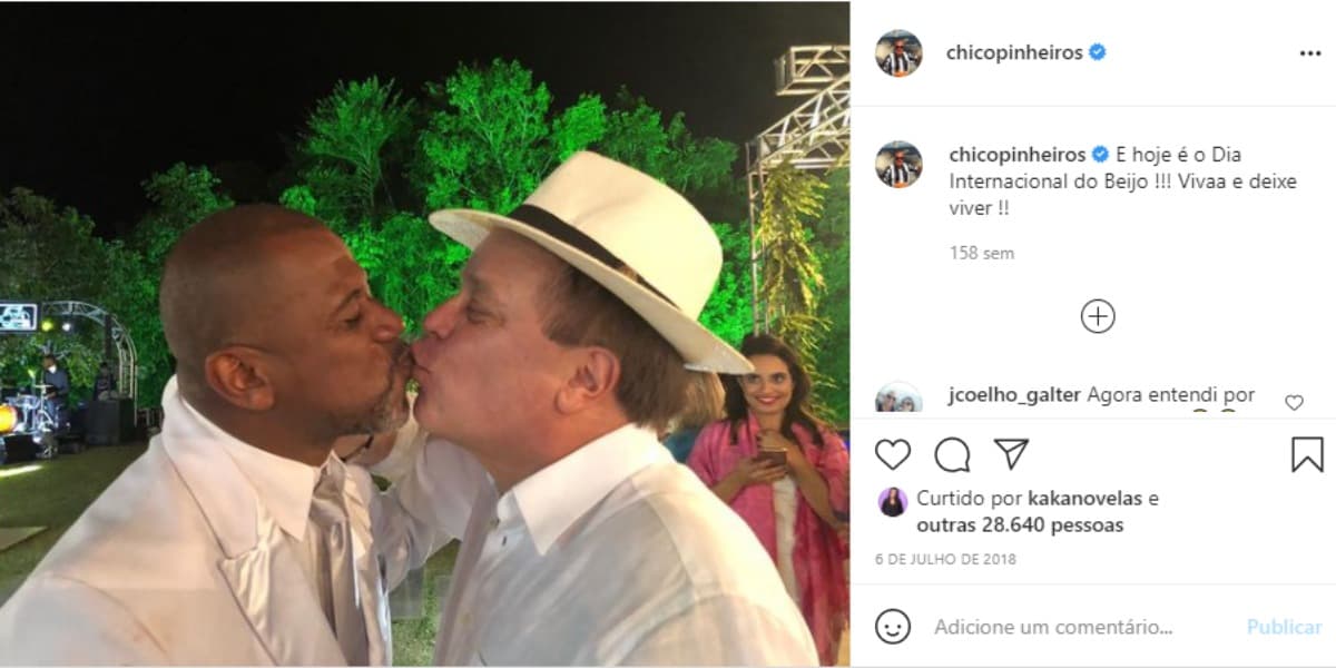 Chico Pinheiro beijando amigo (Foto: Reprodução) Chico Pinheiro beijando amigo (Foto: Reprodução)