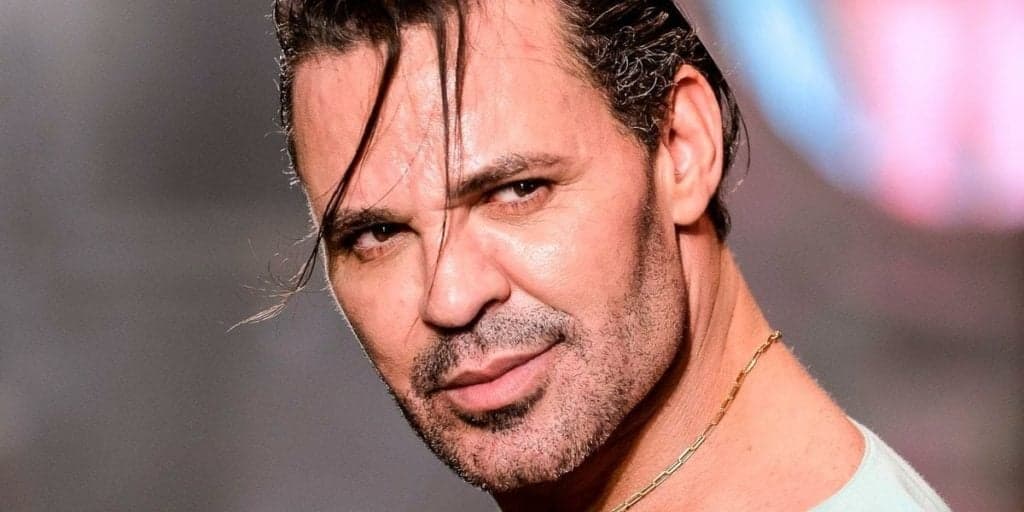 Eduardo Costa assume de vez em público e gera revolta em homem: "Meu amor"
