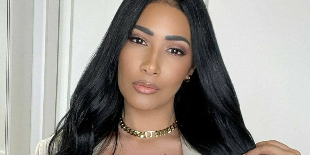 Ousada! Simaria abre roupão e mostra que não usa nada por baixo: "Vi tudo"