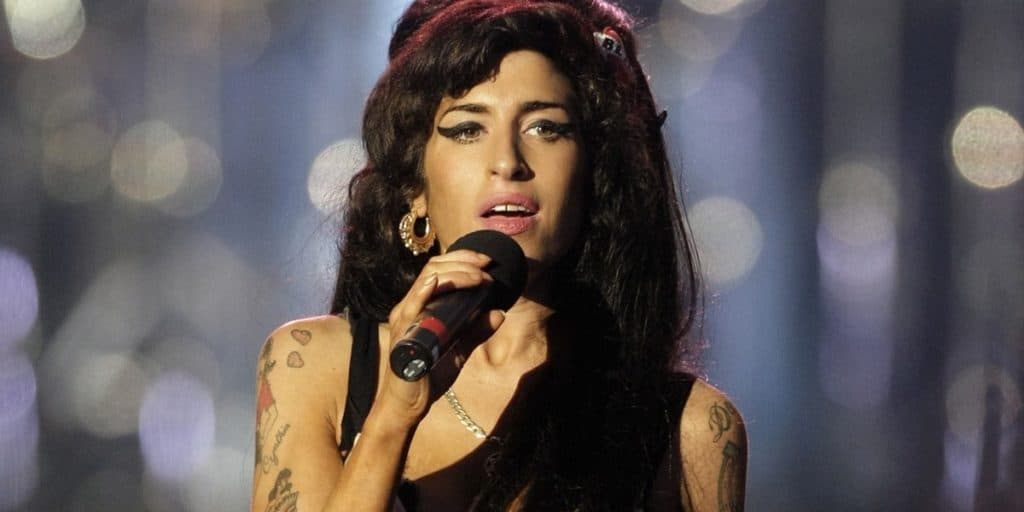 Amy Winehouse, 10 anos após morte, volta em carta psicografada, expõe paradeiro e faz promessa: "Vou"