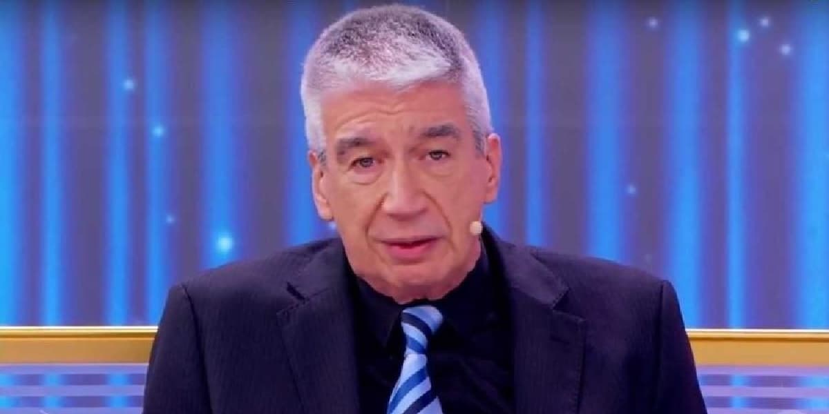 Décio Piccinini revela sofrer de síndrome que causa tremores (Foto: Reprodução/SBT)
