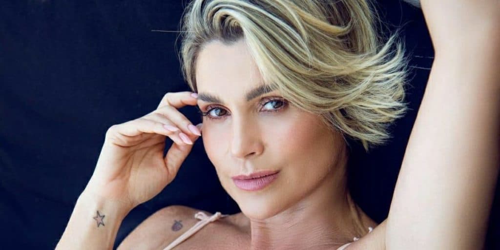 Aos 47, Flávia Alessandra surge completamente nua em clique ousado e arranca comentários