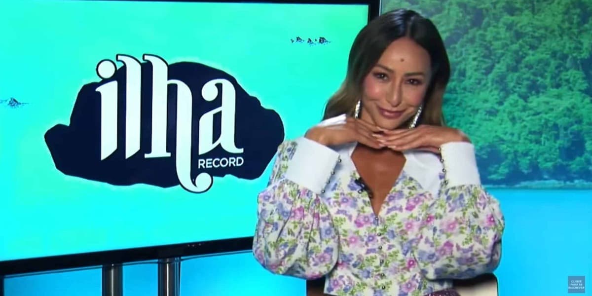 Carolina Ferraz pode ocupar cargo de apresentadora no "Ilha Record", que foi de Sabrina Sato (Foto: Reprodução/Record) Carolina Ferraz pode ocupar cargo de apresentadora no "Ilha Record", que foi de Sabrina Sato (Foto: Reprodução/Record)