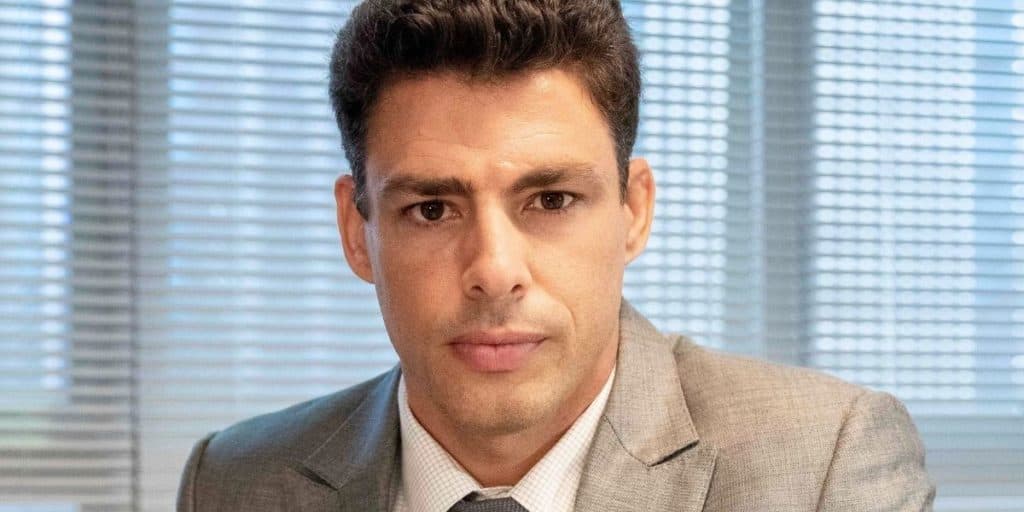 Em novela, Cauã Reymond surge completamente nu, mandando nudes para ex e faz a alegria da mulherada