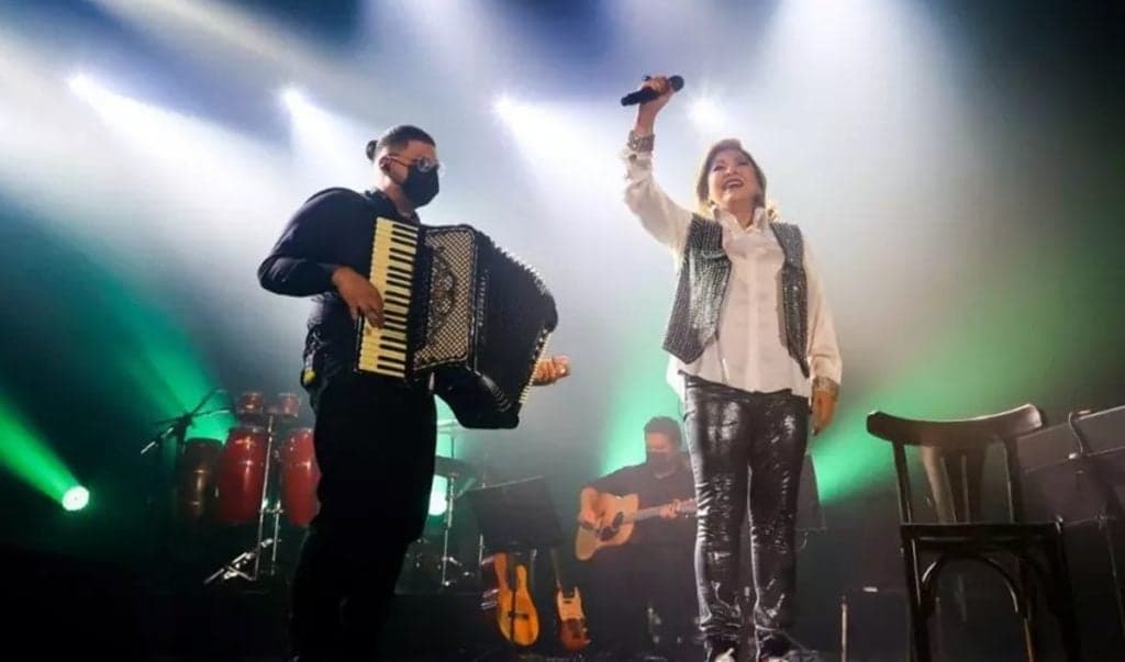 Roberta Miranda está de volta aos palcos com seu show ao vivo e faz homenagem à Marília Mendonça