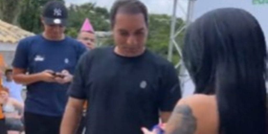 Ex-jogador de futebol, Edmundo mostra sua habilidade no basquete em evento de Raiam Santos