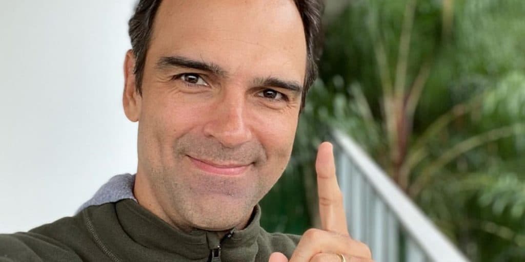 Tadeu Schmidt faz experiência de como irá comandar o BBB22 e elimina a própria filha com discurso