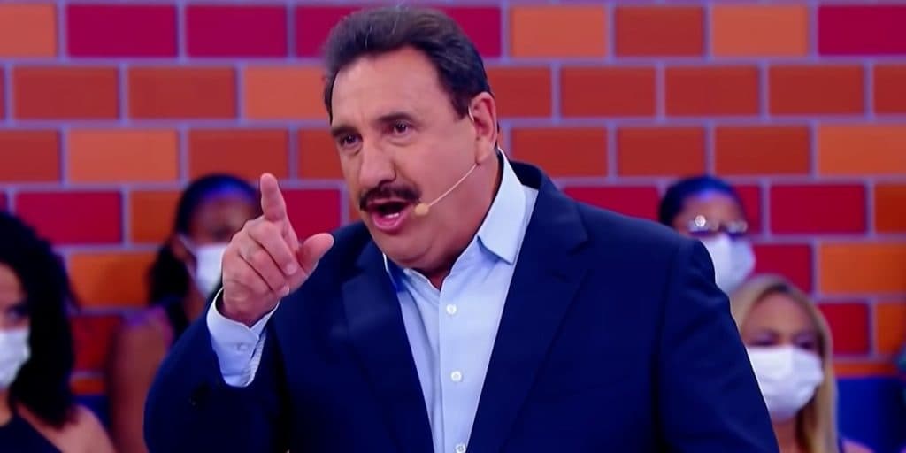 Ratinho escandaliza e quebra às regras no SBT, leva Maju ao palco e detona sem dó: "Não se mete"
