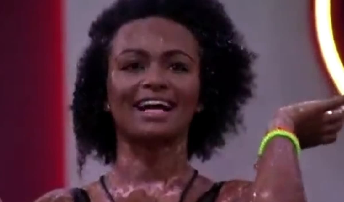 Natália reclama após 'baldada': "Não vale bater com o balde na cabeça, né?" (Reprodução/ TV Globo) Natália reclama após 'baldada': "Não vale bater com o balde na cabeça, né?" (Reprodução/ TV Globo)