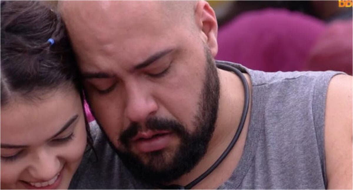 BBB22: Tiago Abravanel se emociona ao saber que o avô torce por ele (Foto: Reprodução) BBB22: Tiago Abravanel se emociona ao saber que o avô torce por ele (Foto: Reprodução)
