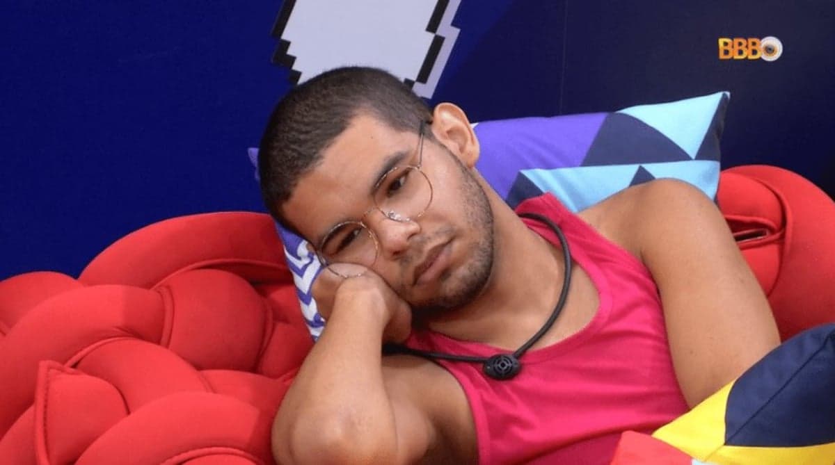 Vyni é a nova 'planta' do BBB22 (Foto: Reprodução / Globoplay) Vyni é a nova 'planta' do BBB22 (Foto: Reprodução / Globoplay)