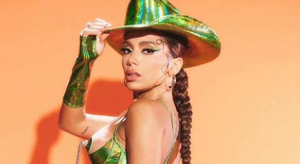 Anitta deixa web chocada, faz antes e depois e mostra centenas de plásticas que fez: "Milhões"
