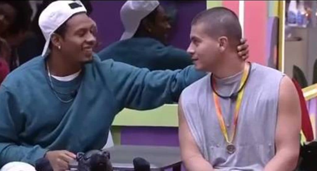 BBB22: Arthur Aguiar e P.A. trocam olhares, se alisam ao vivo em noite de paredão e assumem: "Me beijar"
