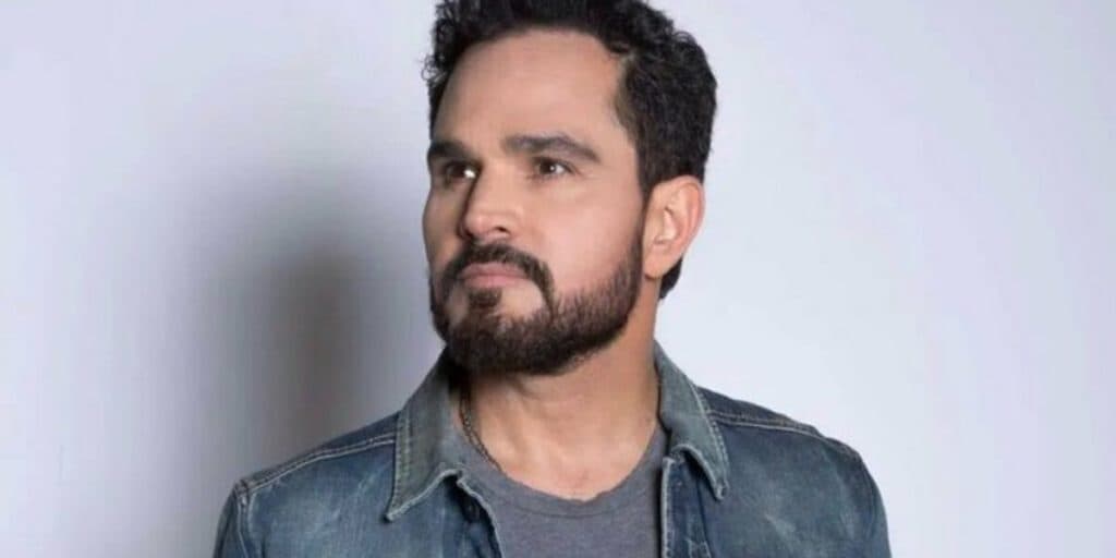 Luciano, após notícia de sexualidade, assume ao Brasil, surge de mãos dadas e se declara: "Amo demais"