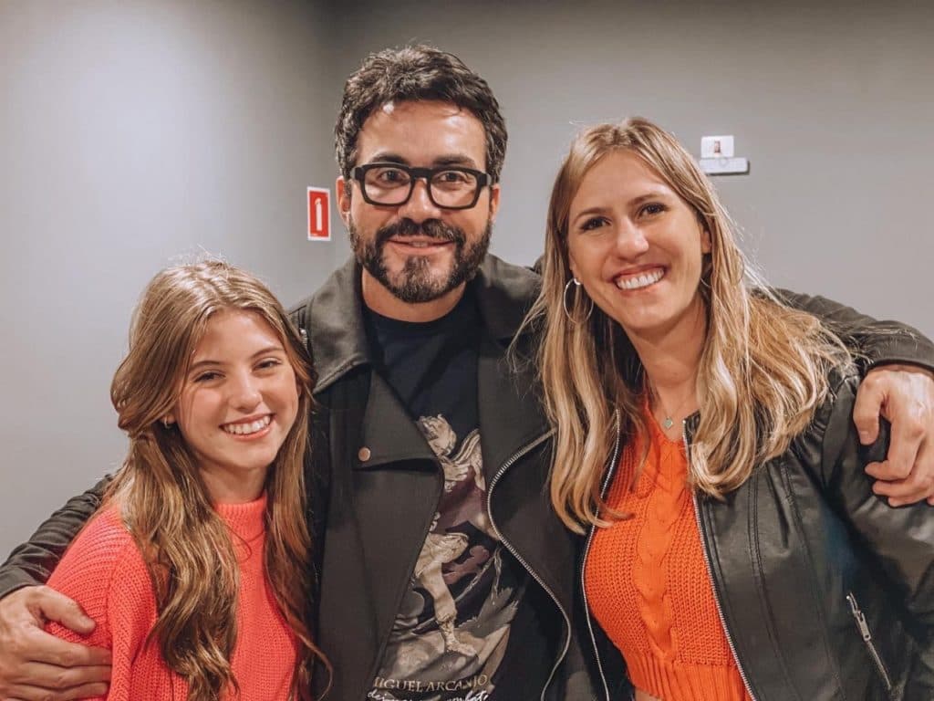 Lorena Queiroz leva a mãe e a avó ao show de Padre Fábio de Melo