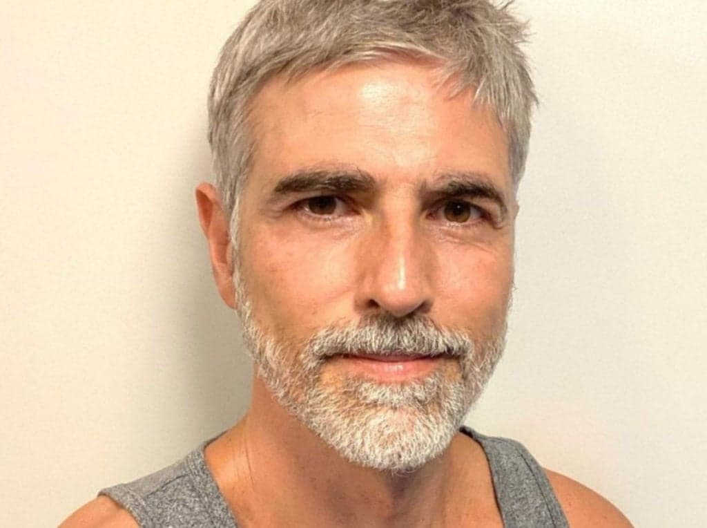 Discreto, Reynaldo Gianecchini ignora críticas sobre sua sexualidade e debocha de boatos: 'Sou curioso'