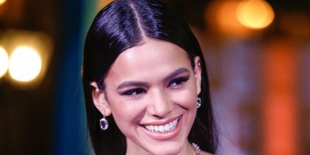 Bruna Marquezine posta foto com colega de série