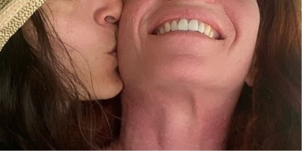 Discreta, âncora da Globo vive relação lésbica e é flagrada aos beijos com mulher gata: "Nunca imaginei"