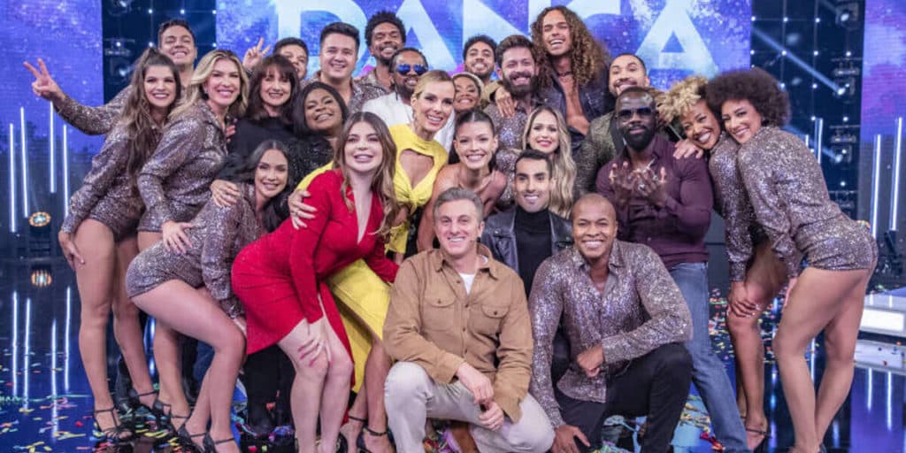 Jurado da Danças dos Famosos deixa o programa às pressas e Luciano Huck coloca substituto no lugar