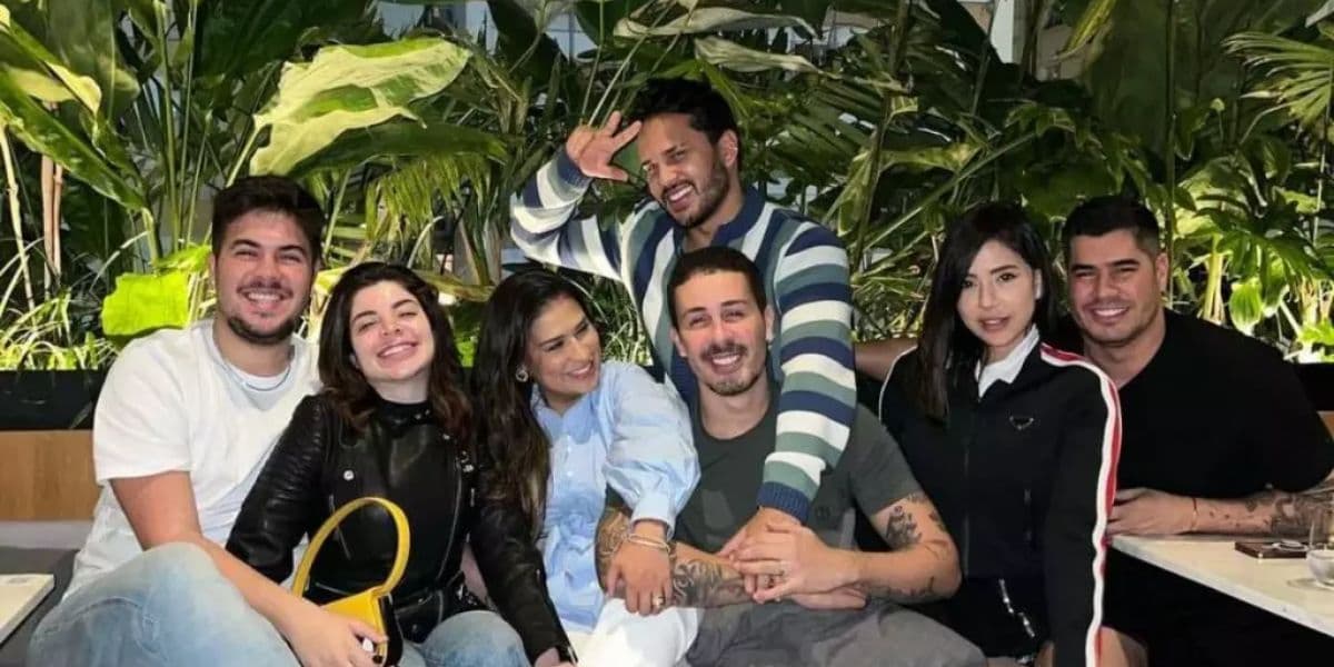 Simone em foto com amigos (Foto: Instagram) Simone em foto com amigos (Foto: Instagram)