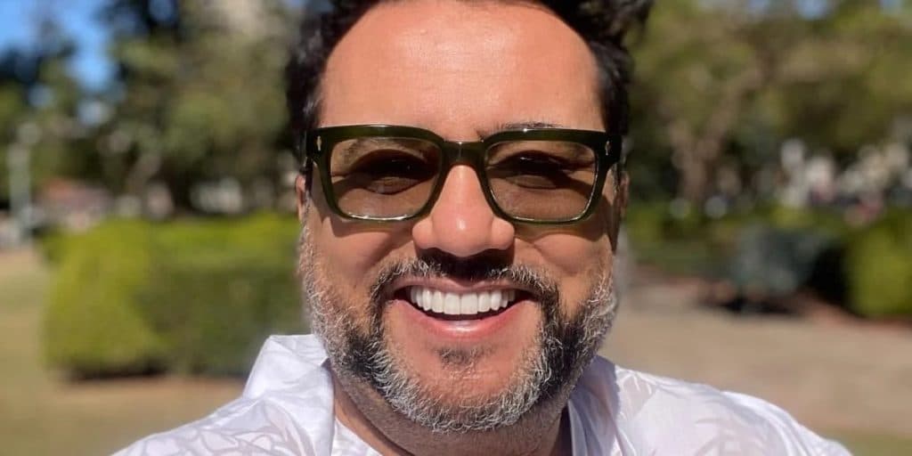 Geraldo Luís recebe presente de jogador e agradece