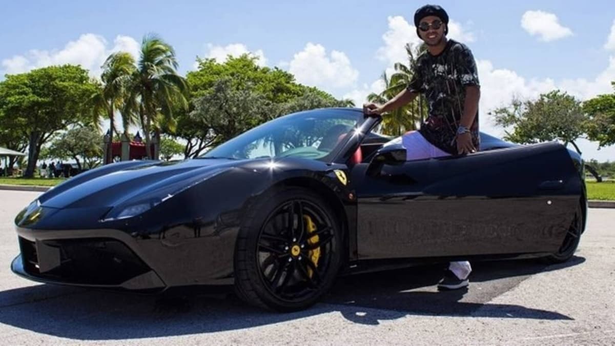 Ronaldinho Gaúcho e seu carrão de milhões Ronaldinho Gaúcho e seu carrão de milhões