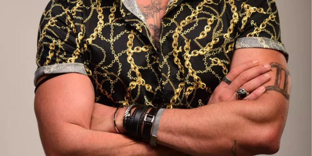 Ator galã da Globo, após beijão, assume que tem namorado e esconde identidade: "Nada a ver expor"
