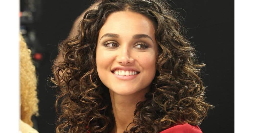 Débora Nascimento mostra corpão com biquíni e vive romance com famoso que é bissexual assumido