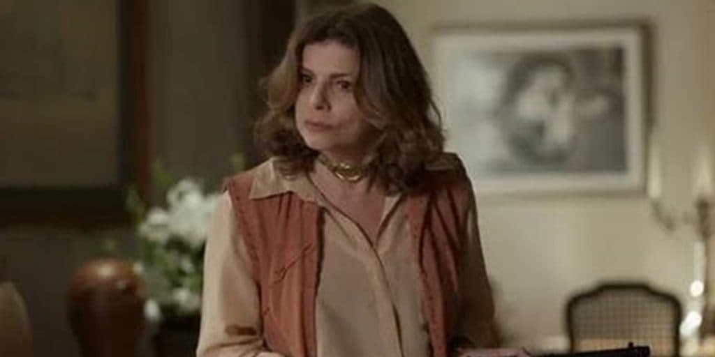 Recatada, Debora Bloch foi flagrada com o grande amor da sua vida com quem é casada há anos