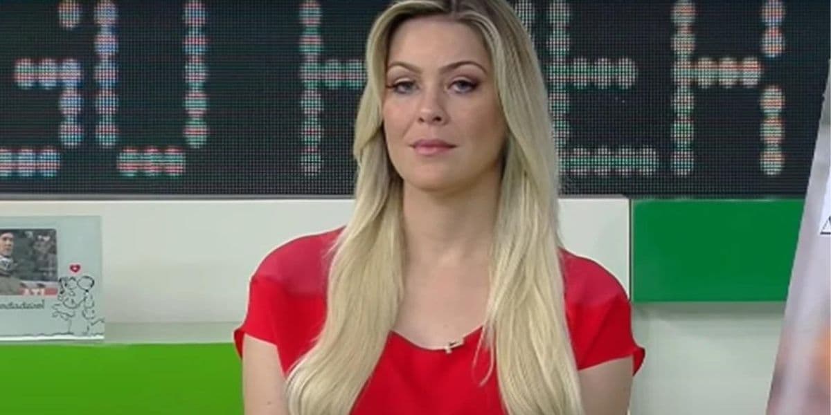 Renata Fan é massacrada e cria revolta após dizer o que não deveria ao vivo e 'humilhar' pessoas - Reprodução Renata Fan é massacrada e cria revolta após dizer o que não deveria ao vivo e 'humilhar' pessoas - Reprodução