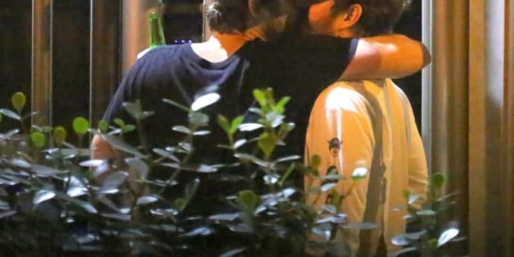 Galã da Globo, apontado como namorado de Marquezine, foi flagrado agarrado e aos beijos com ator da Record