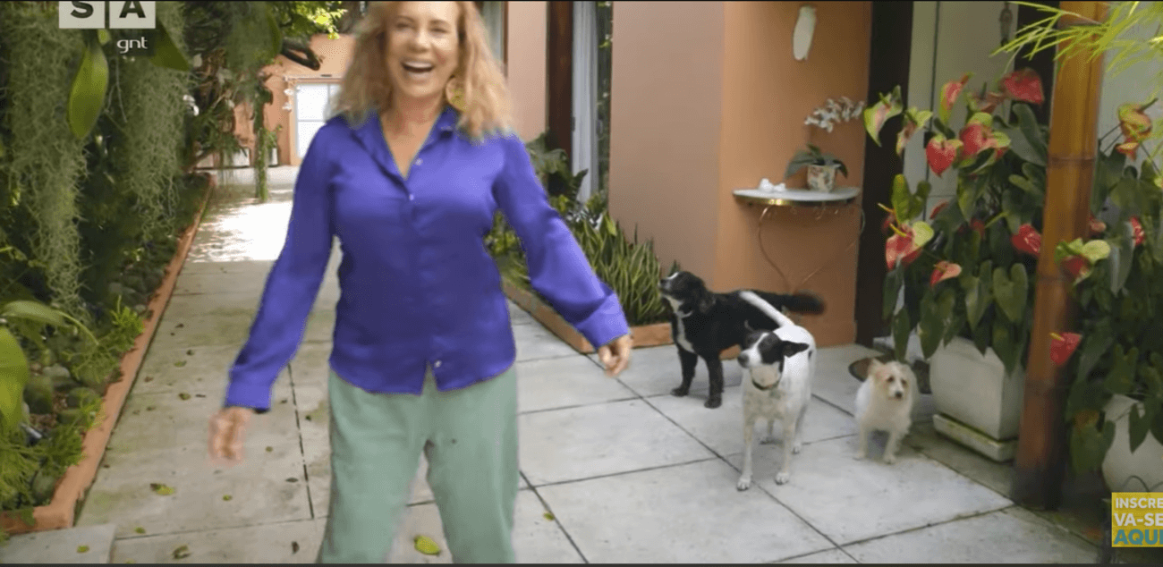 Arlete Salles na companhia de seus cachorros, cujo quais, ela já mencionou não viver sem (Foto Reprodução/Youtube) Arlete Salles na companhia de seus cachorros, cujo quais, ela já mencionou não viver sem (Foto Reprodução/Youtube)