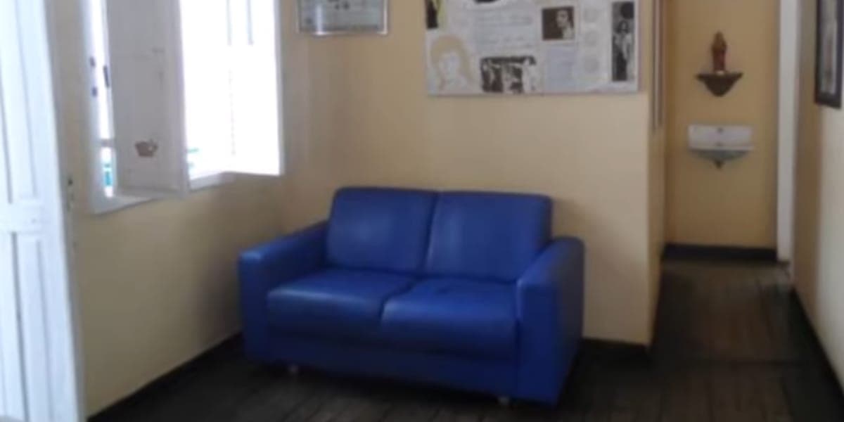 Móveis antigos, com piso de madeira na antiga casa do Rei da música (Reprodução: Youtube) Móveis antigos, com piso de madeira na antiga casa do Rei da música (Reprodução: Youtube)